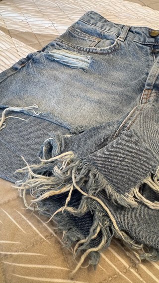 Pantalón corto vaquero desgastado