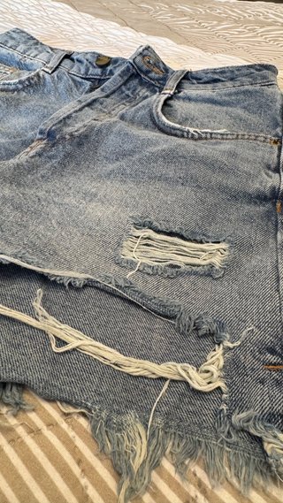 Pantalón corto vaquero desgastado