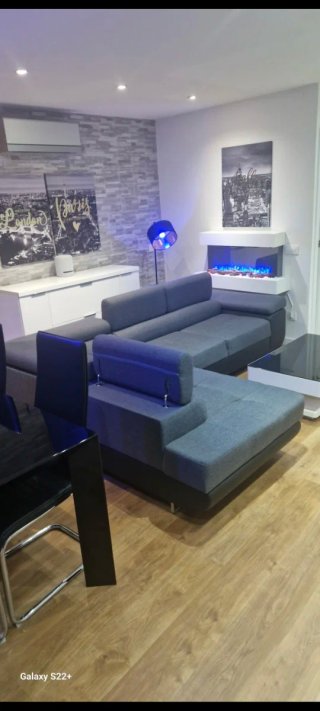 Mesa 140x90 negra y 4 sillas negras , últimos días