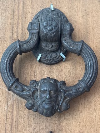 Aldaba de puerta antigua con cara