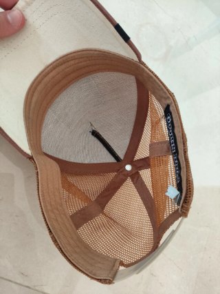 Gorra Goorin Bros Lone Wolf Beige y Marrón.