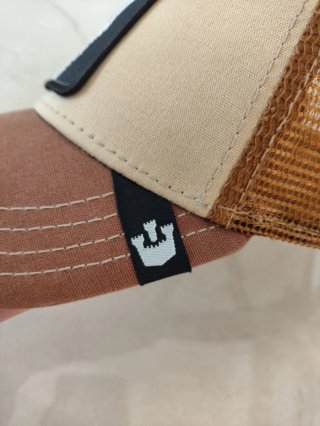 Gorra Goorin Bros Lone Wolf Beige y Marrón.