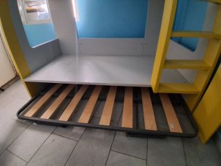 Litera triple blanca y amarilla