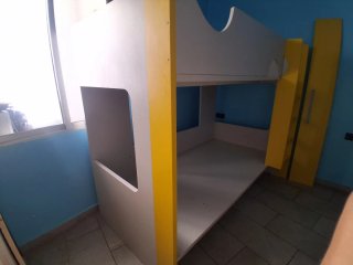 Litera triple blanca y amarilla