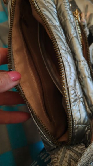 Bolso de hombro plateado acolchado