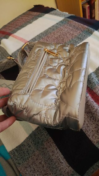 Bolso de hombro plateado acolchado