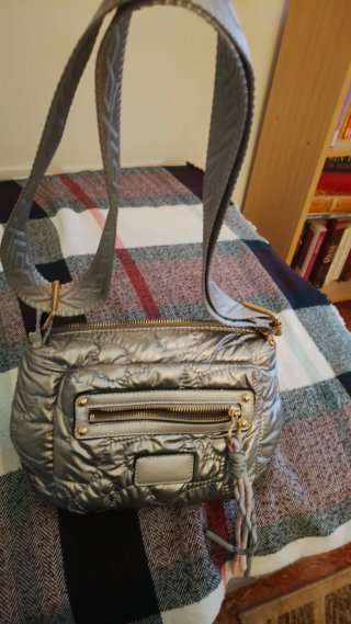 Bolso de hombro plateado acolchado