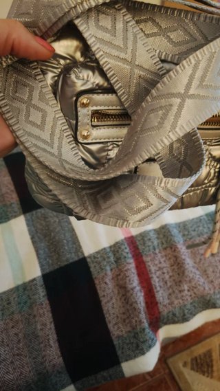 Bolso de hombro plateado acolchado