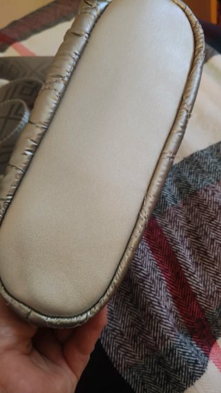 Bolso de hombro plateado acolchado