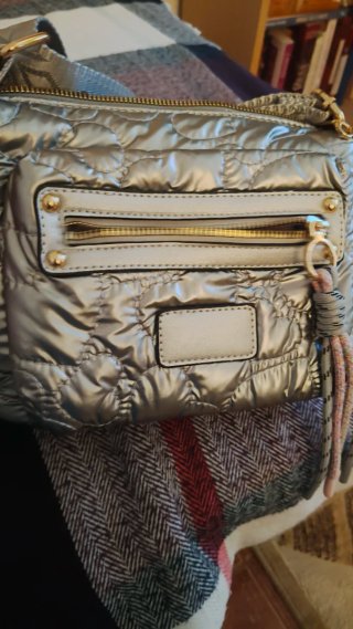 Bolso de hombro plateado acolchado