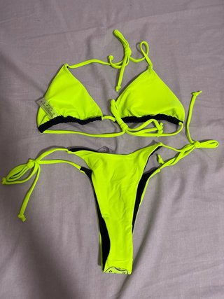 Bikini negro y amarillo flúor