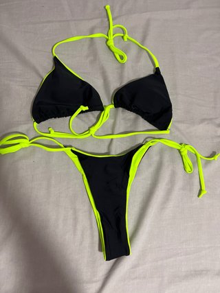 Bikini negro y amarillo flúor