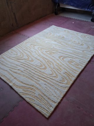 Alfombra beige y amarilla con diseño