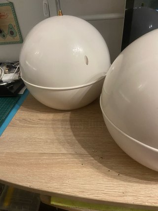 Altavoces Bola Colgantes Blancos algo beige