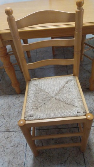 Conjunto mesa y sillas de madera