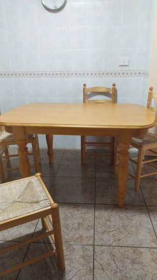 Conjunto mesa y sillas de madera