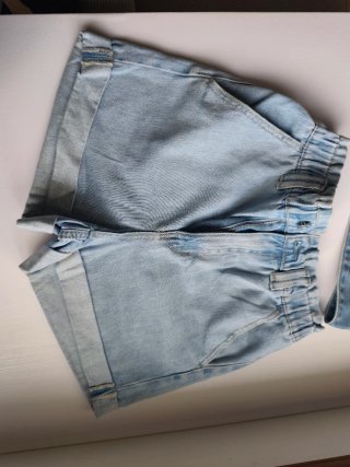 Pantalón corto vaquero con cinturón