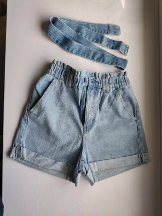 Pantalón corto vaquero con cinturón