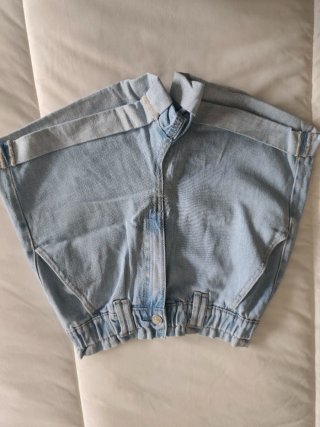 Pantalón corto vaquero con cinturón