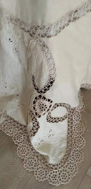 Splendido copriletto ricamato a mano