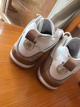 Tenis Jordan Blanco y Café