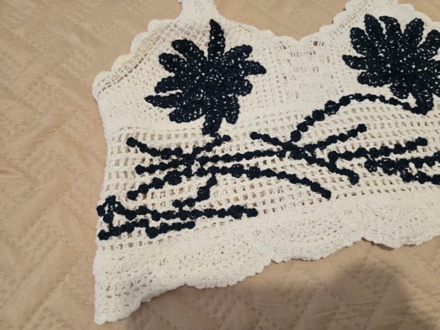 Top crochet blanco flores negras