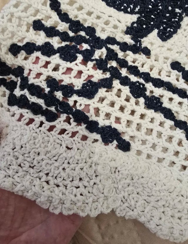 Top crochet blanco flores negras