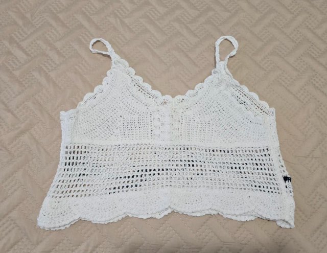 Top crochet blanco flores negras