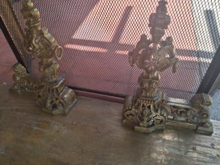 Chispero dorado para chimenea con morillos