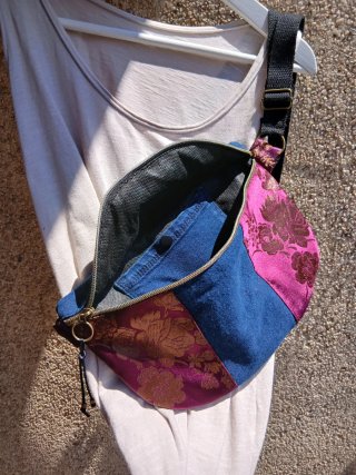 Bolso riñonera seda China bordada y denim
