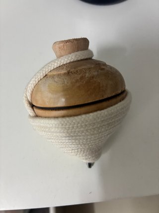 Peonza de madera con cuerda
