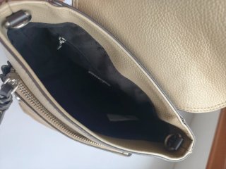 Mochila beige y marrón
