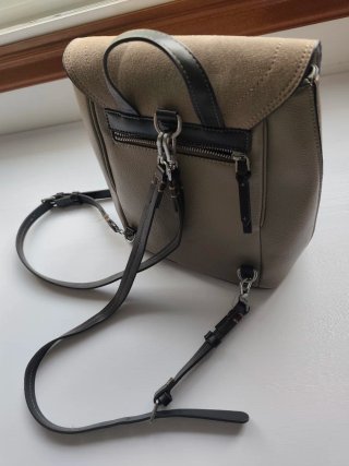 Mochila beige y marrón