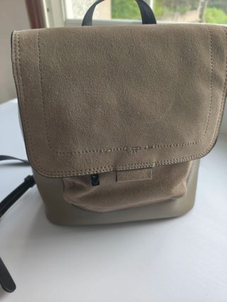 Mochila beige y marrón