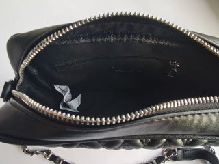 Bolso negro acolchado con cadena