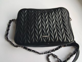 Bolso negro acolchado con cadena