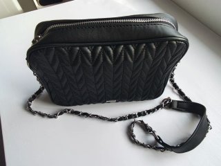 Bolso negro acolchado con cadena
