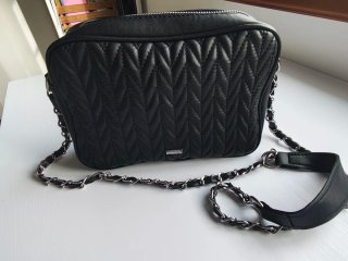 Bolso negro acolchado con cadena