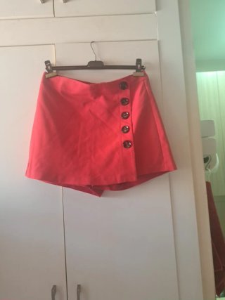 Falda pantalón roja con botones