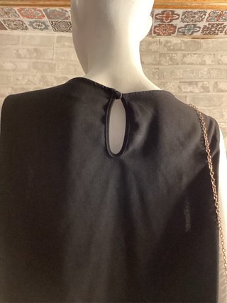 Vestido Atmosphere T48 negro con cuello dorado.