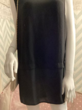 Vestido Atmosphere T48 negro con cuello dorado.
