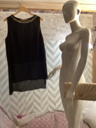 Vestido Atmosphere T48 negro con cuello dorado.
