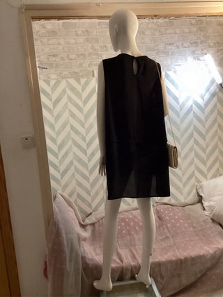 Vestido Atmosphere T48 negro con cuello dorado.