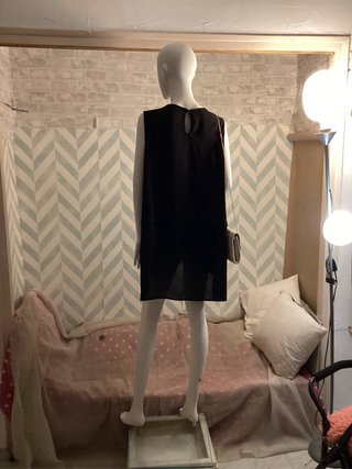 Vestido Atmosphere T48 negro con cuello dorado.