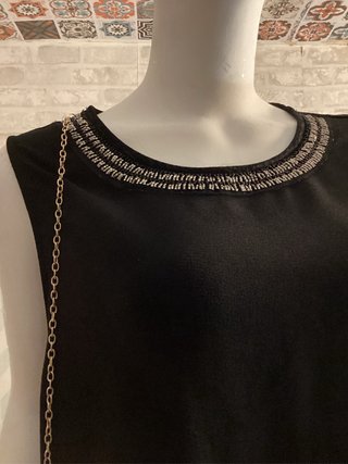 Vestido Atmosphere T48 negro con cuello dorado.