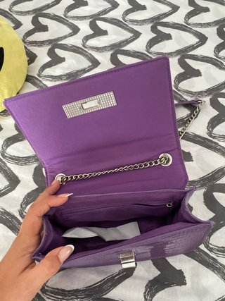 Bolso morado con cadena plateada