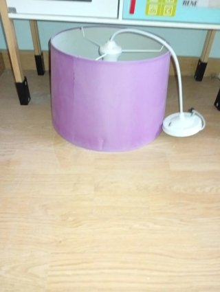 Lámpara pantalla morada.