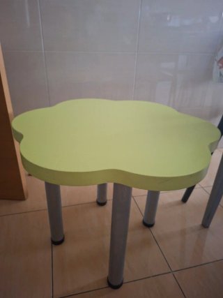 Mesa infantil amarilla y gris