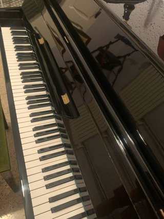 Piano Vertical Negro con Banqueta