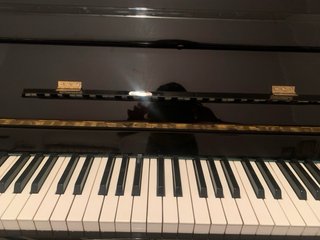 Piano Vertical Negro con Banqueta